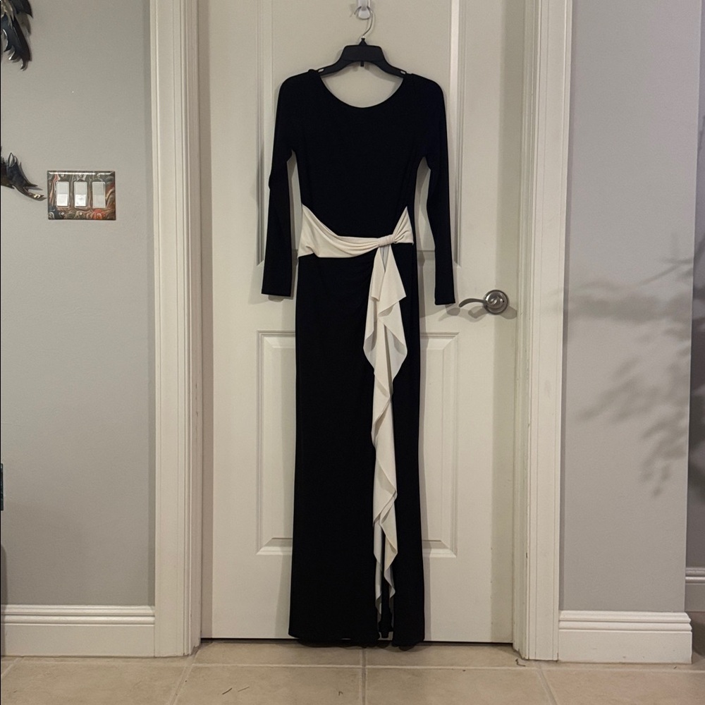 Ralph Lauren Black and White Gown w/White Bow and Draping - Size 4 - Picture 2 of 6